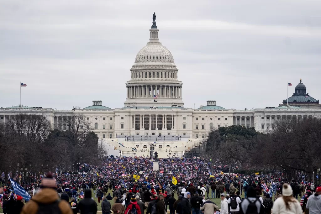 这是2021年1月6日在美国华盛顿拍摄的特朗普的支持者在国会前参加示威游行的资料照片。