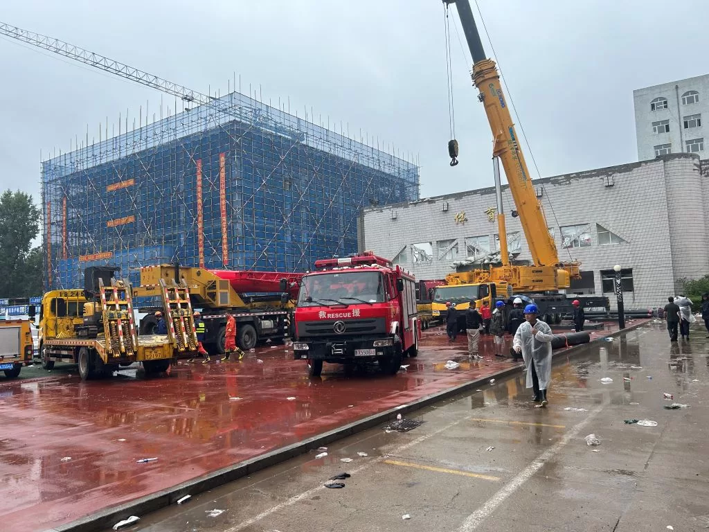 齐齐哈尔体育馆坍塌事故造成11人死亡。图为救援现场。