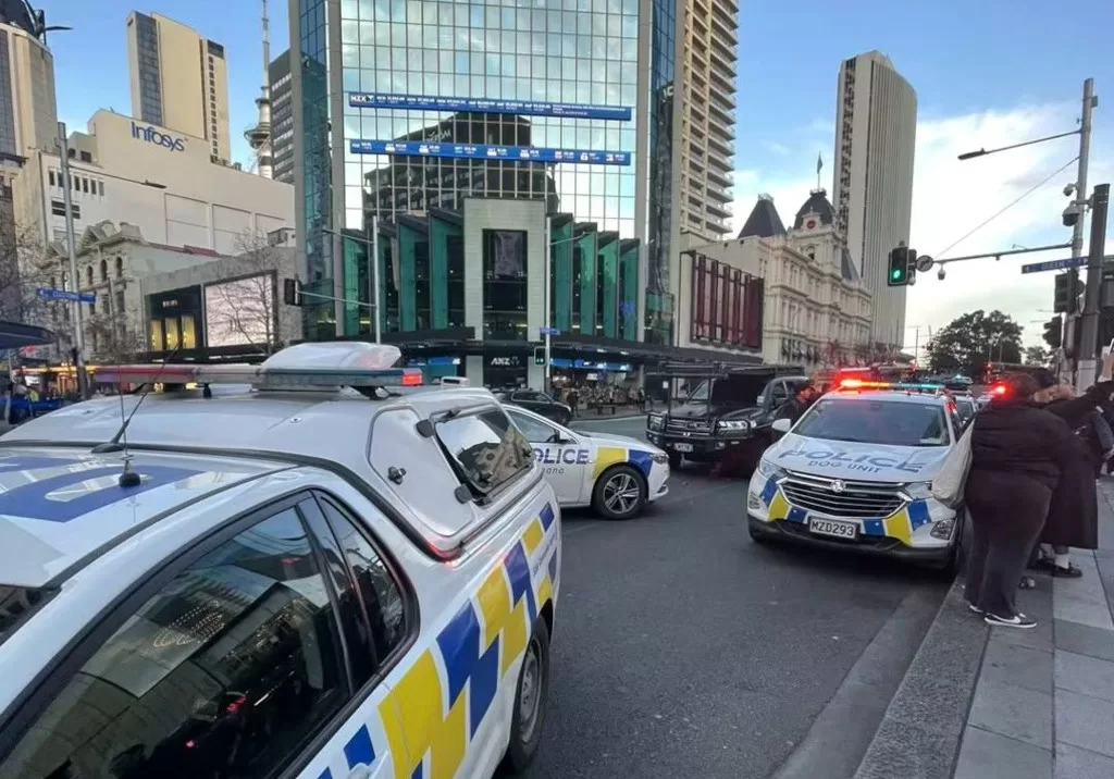 7月20日，在新西兰奥克兰，警方封锁枪击事件现场附近道路。