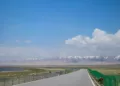 5月16日,青海湖环湖东路附近的一处围栏。