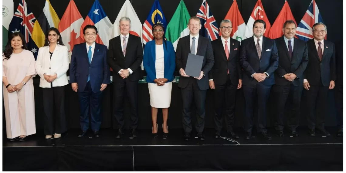 新西兰总理克里斯·希普金斯与英国贸易首席凯米·巴德诺克（中）、贸易部长达米安·奥康纳和其他 CPTPP 部长合影。