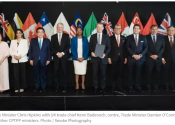 新西兰总理克里斯·希普金斯与英国贸易首席凯米·巴德诺克（中）、贸易部长达米安·奥康纳和其他 CPTPP 部长合影。