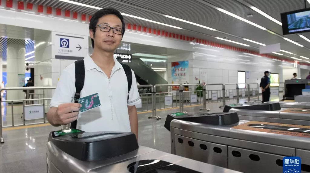 8月30日,在深圳福田站地铁闸机入口,用户持深港互通行卡准备刷卡。