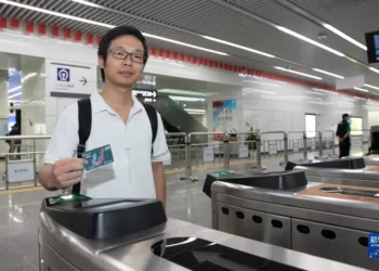 8月30日，在深圳福田站地铁闸机入口，用户持深港互通行卡准备刷卡。