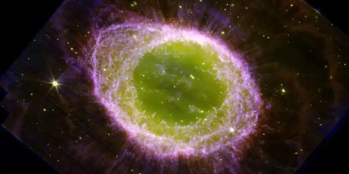环形星云,也称为梅西耶 57,是距离天琴座约 2,600 光年远的一颗垂死恒星脱落的气体和尘埃云。