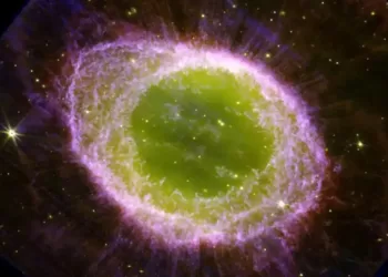 环形星云，也称为梅西耶 57，是距离天琴座约 2,600 光年远的一颗垂死恒星脱落的气体和尘埃云。