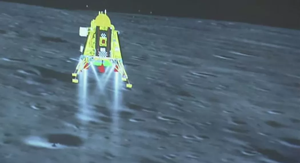 印度空间研究组织 (ISRO) 网站直播的一张图像显示,月船三号航天器在成功登陆月球南极前几秒。