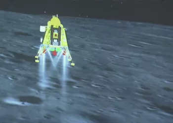 印度空间研究组织 (ISRO) 网站直播的一张图像显示，月船三号航天器在成功登陆月球南极前几秒。