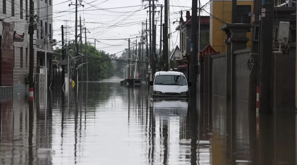7月31日，雨中的北京房山区瓦窑头村。北京市气象台当日10时发布分区域暴雨红色预警信号。北京市水文总站发布洪水红色预警，预计当日12时至14时，房山区大石河流域将出现红色预警标准洪水。