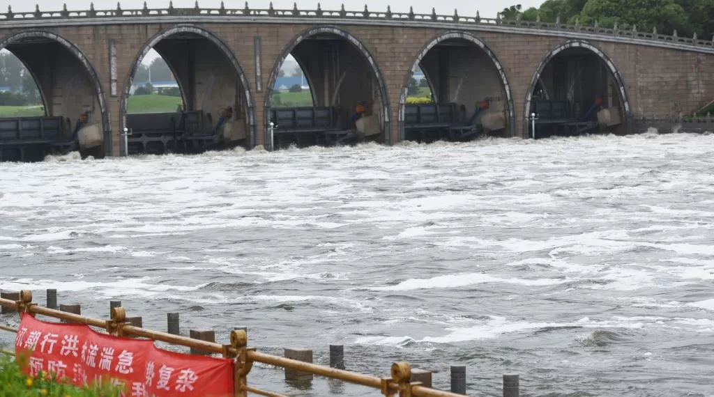 7月31日,北京持续降雨,位于通州区的北运河河道水位上涨较大,正在行洪。北京市水文总站于当日11时发布洪水红色预警。