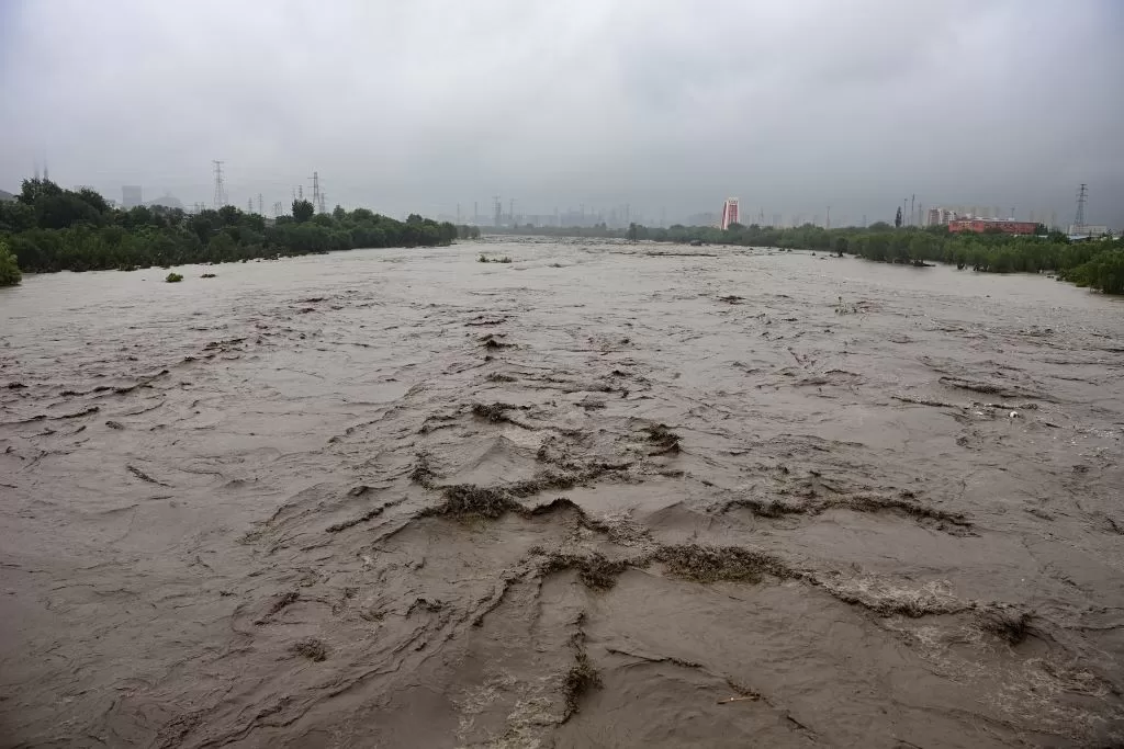 7月31日,北京降雨持续,永定河门头沟河段水位大幅度上涨。