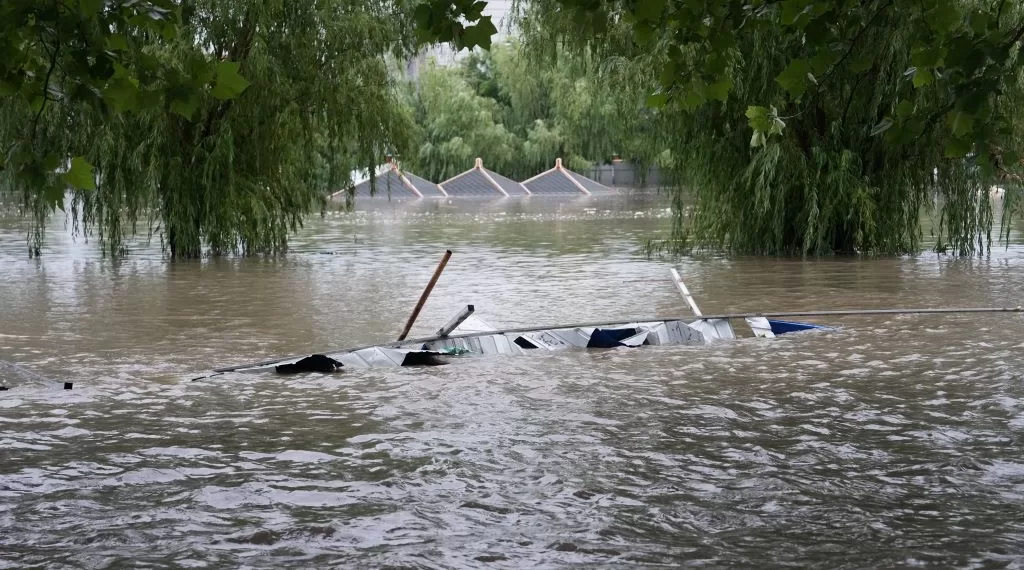 7月31日,北京房山区琉璃河镇琉璃河湿地公园部分区域被大石河水淹没。北京市气象台当日10时发布分区域暴雨红色预警信号。北京市水文总站发布洪水红色预警。