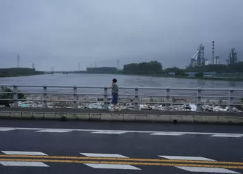 7月31日，北京市房山区，市民步行经过横跨大石河的琉璃河桥。当日上午，房山区大石河流域出现超标准洪水，沿线多处出现险情。31日10时，北京市气象台发布分区域暴雨红色预警信号。北京市水文总站发布洪水红色预警。