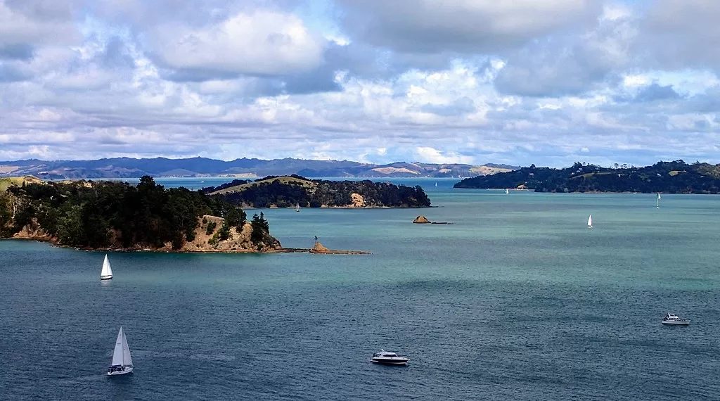 从Ruthe Point) 眺望西南方向的豪拉基湾 (Hauraki Gulf)。左边是波努伊岛,右边是怀赫科岛。远处是奥克兰地区的最东海岸。前景是鲁斯海峡,中右是怀赫科海峡。可以看到几艘帆船和机动游艇。