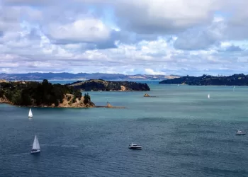 从Ruthe Point) 眺望西南方向的豪拉基湾 (Hauraki Gulf)。左边是波努伊岛，右边是怀赫科岛。远处是奥克兰地区的最东海岸。前景是鲁斯海峡，中右是怀赫科海峡。可以看到几艘帆船和机动游艇。