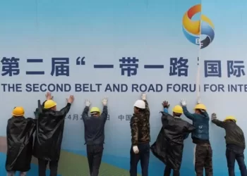 2019年在北京，工人在整理第二届一带一路国际合作高峰论坛的宣传板。
