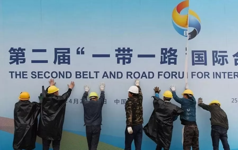 2019年在北京,工人在整理第二届一带一路国际合作高峰论坛的宣传板。