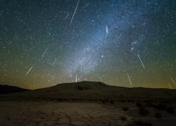 （资料图）这张双子座流星雨的合成图，是在 2017 年 12 月 14 日凌晨 1:30 至 5:15 期间，在死亡谷国家公园拍摄的。