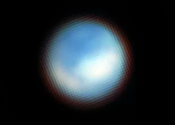 韦伯太空望远镜上的 NIRCam（近红外相机）拍摄了这张木星卫星木卫二表面的照片。韦伯在木卫二冰冷的表面上发现了二氧化碳，这些二氧化碳很可能起源于木卫二的地下海洋。