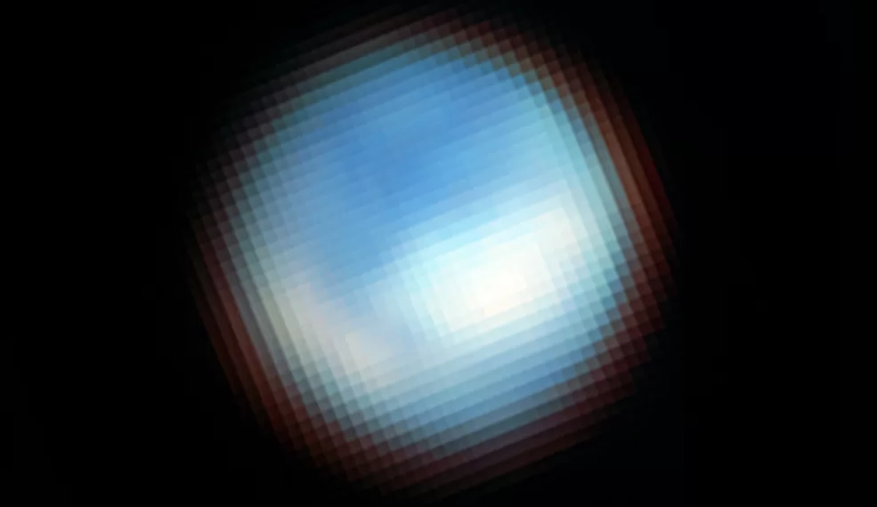 韦伯太空望远镜上的 NIRCam（近红外相机）拍摄了这张木星卫星木卫二表面的照片。韦伯在木卫二冰冷的表面上发现了二氧化碳，这些二氧化碳很可能起源于木卫二的地下海洋。
