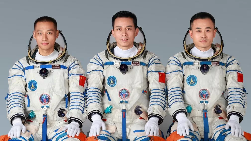 这是神舟十七号航天员汤洪波(中)、唐胜杰(右)、江新林。