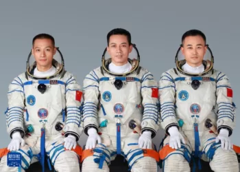 这是神舟十七号航天员汤洪波（中）、唐胜杰（右）、江新林。
