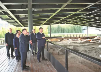 Xi Jinping, general secretary of the Communist Party of China Central Committee, inspects on Wednesday a historical and cultural block in Jingdezhen, Jiangxi province, where he learned about the preservation and inheritance of ceramic culture. XIE HUANCHI/XINHUA