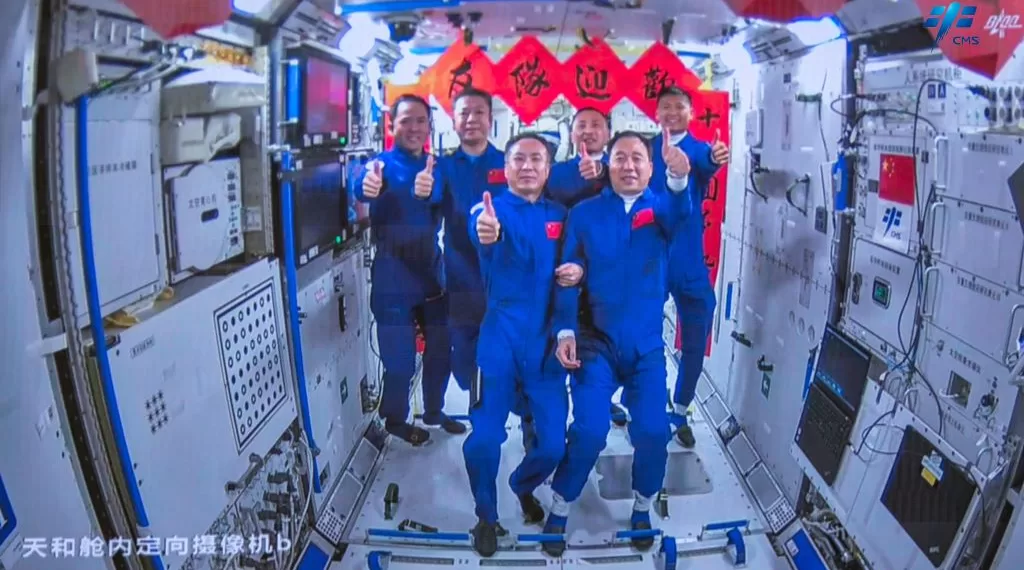 (资料照片)2023年5月30日18时22分,在载人飞船与空间站组合体成功实现自主快速交会对接后,神舟十六号航天员乘组从飞船返回舱进入轨道舱。图为神舟十五号航天员乘组与神舟十六号航天员乘组“全家福”。
