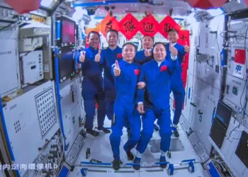 （资料照片）2023年5月30日18时22分，在载人飞船与空间站组合体成功实现自主快速交会对接后，神舟十六号航天员乘组从飞船返回舱进入轨道舱。图为神舟十五号航天员乘组与神舟十六号航天员乘组“全家福”。