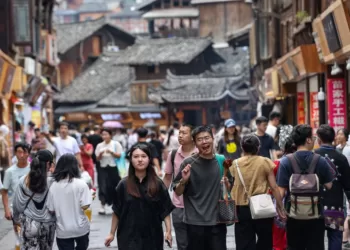 10月1日，游客在西江千户苗寨景区游玩。 今年中秋、国庆8天假期，中国热门城市和景区人潮涌动，旅游市场火热。