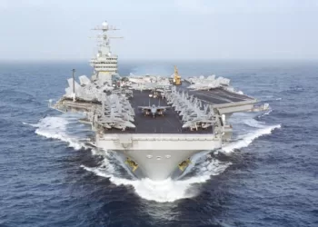 （资料照片）美国海军德怀特·艾森豪威尔号航空母舰（摄于2000年）。
