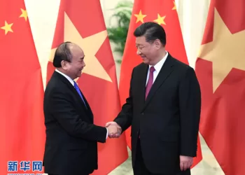 （资料照片）2019年4月25日，国家主席习近平在北京人民大会堂会见越南政府总理阮春福。