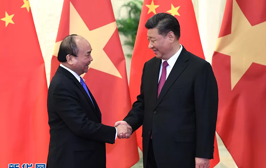 (资料照片)2019年4月25日,国家主席习近平在北京人民大会堂会见越南政府总理阮春福。