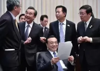 众人表情放松，开怀畅谈。