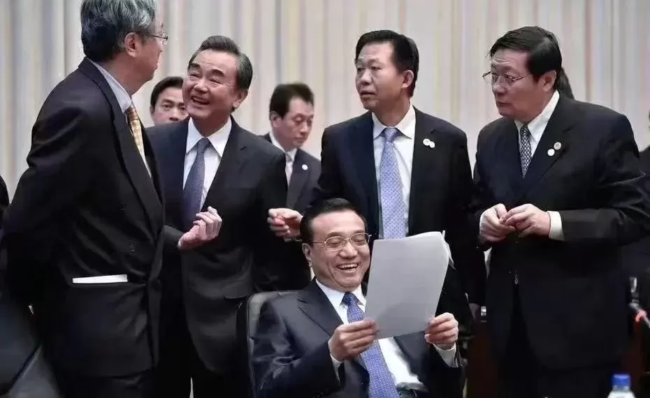 众人表情放松,开怀畅谈。