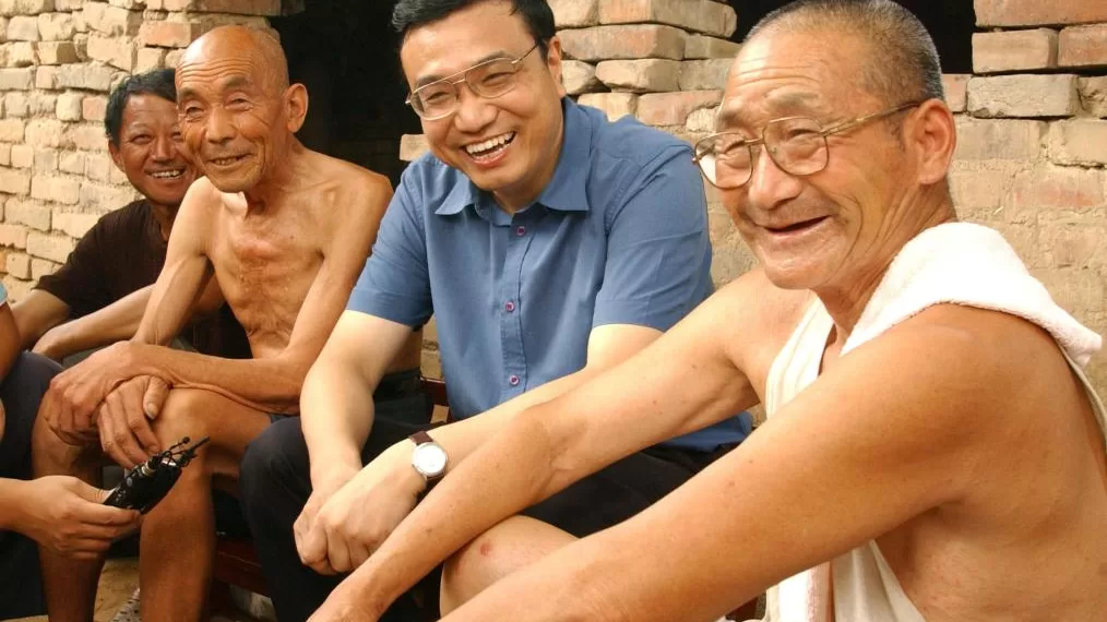 2003年8月8日，李克强同志在河南省新乡市调研。这是李克强同志在原阳县桥北乡马庄村与村民亲切交谈。