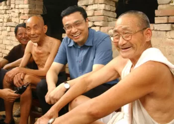 2003年8月8日，李克强同志在河南省新乡市调研。这是李克强同志在原阳县桥北乡马庄村与村民亲切交谈。