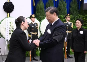 11月2日，李克强同志遗体在北京八宝山革命公墓火化。习近平、李强、赵乐际、王沪宁、蔡奇、丁薛祥、李希、韩正等前往八宝山送别，胡锦涛送花圈表示哀悼。这是习近平与李克强亲属握手，表示深切慰问。