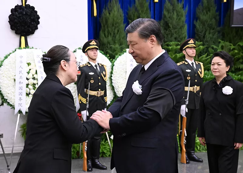 11月2日，李克强同志遗体在北京八宝山革命公墓火化。习近平、李强、赵乐际、王沪宁、蔡奇、丁薛祥、李希、韩正等前往八宝山送别，胡锦涛送花圈表示哀悼。这是习近平与李克强亲属握手，表示深切慰问。