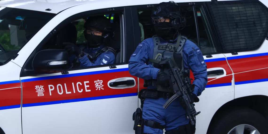 壹傳媒創辦人黎智英案件12月18日在香港西九龍法院開審,預計審訊需時超過80日。圖為案件首日審訊結束,警方於法院外布防。