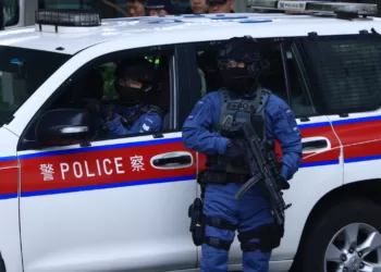 壹傳媒創辦人黎智英案件12月18日在香港西九龍法院開審，預計審訊需時超過80日。圖為案件首日審訊結束，警方於法院外布防。