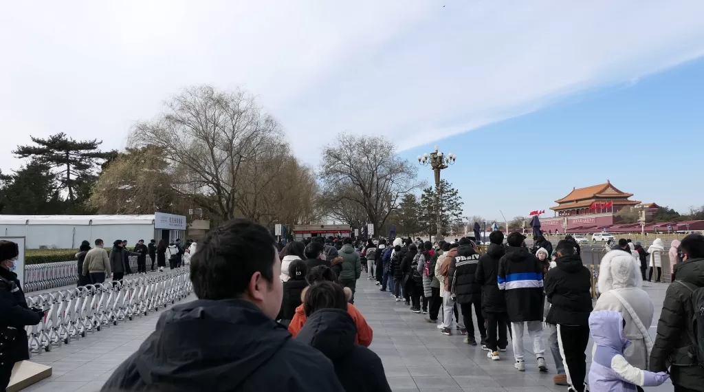 12月26日,北京天安門廣場,大批民眾在毛主席紀念堂外排隊。