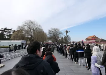 12月26日，北京天安門廣場，大批民眾在毛主席紀念堂外排隊。