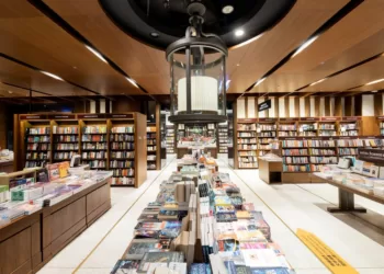 台北信義誠品書店“熄燈”　實體書店困境引關注