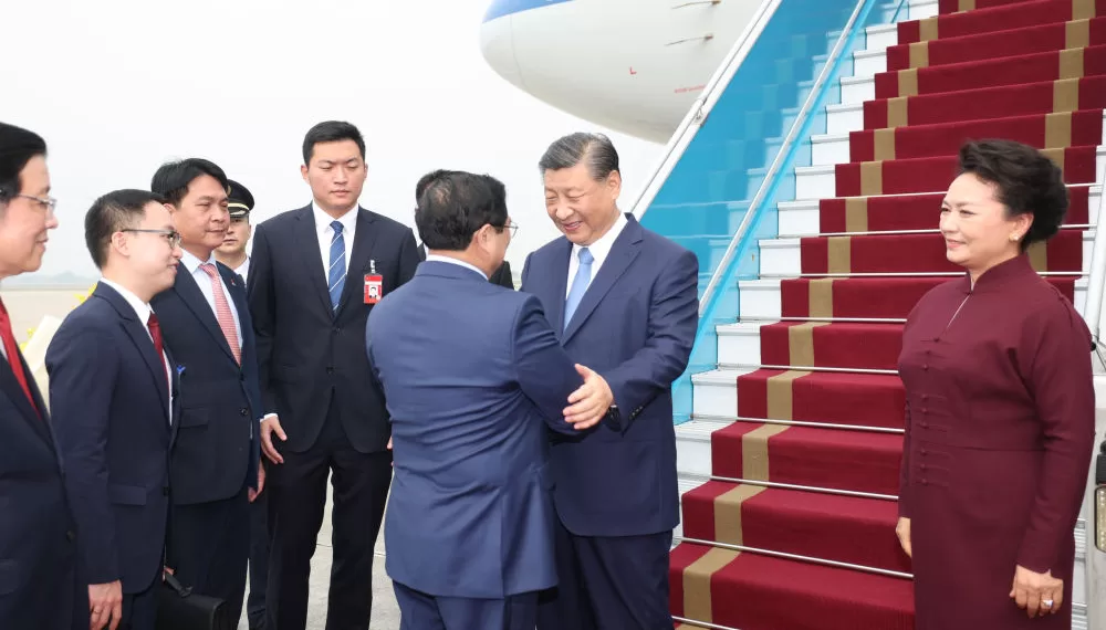 习近平抵达河内对越南进行国事访问