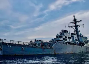 美国海军“卡尼号”(USS Carney)导弹驱逐舰在红海。