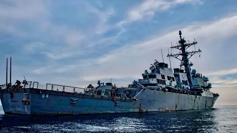 美国海军“卡尼号”(USS Carney)导弹驱逐舰在红海。