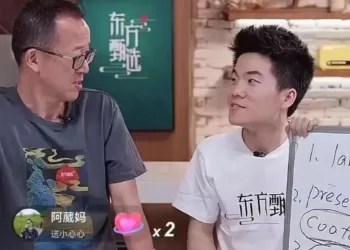 新东方董事长俞敏洪与东方甄选主播董宇辉的直播截图。