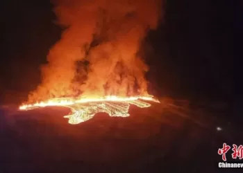 冰岛一火山喷发 熔岩流入附近小镇