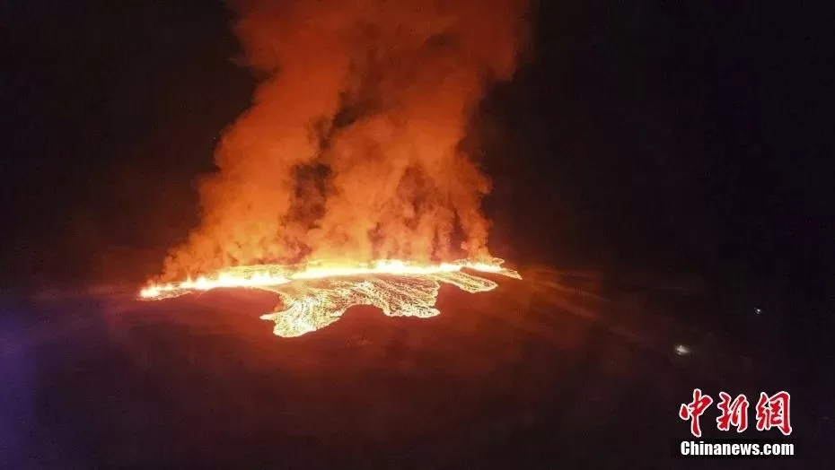 冰岛一火山喷发 熔岩流入附近小镇